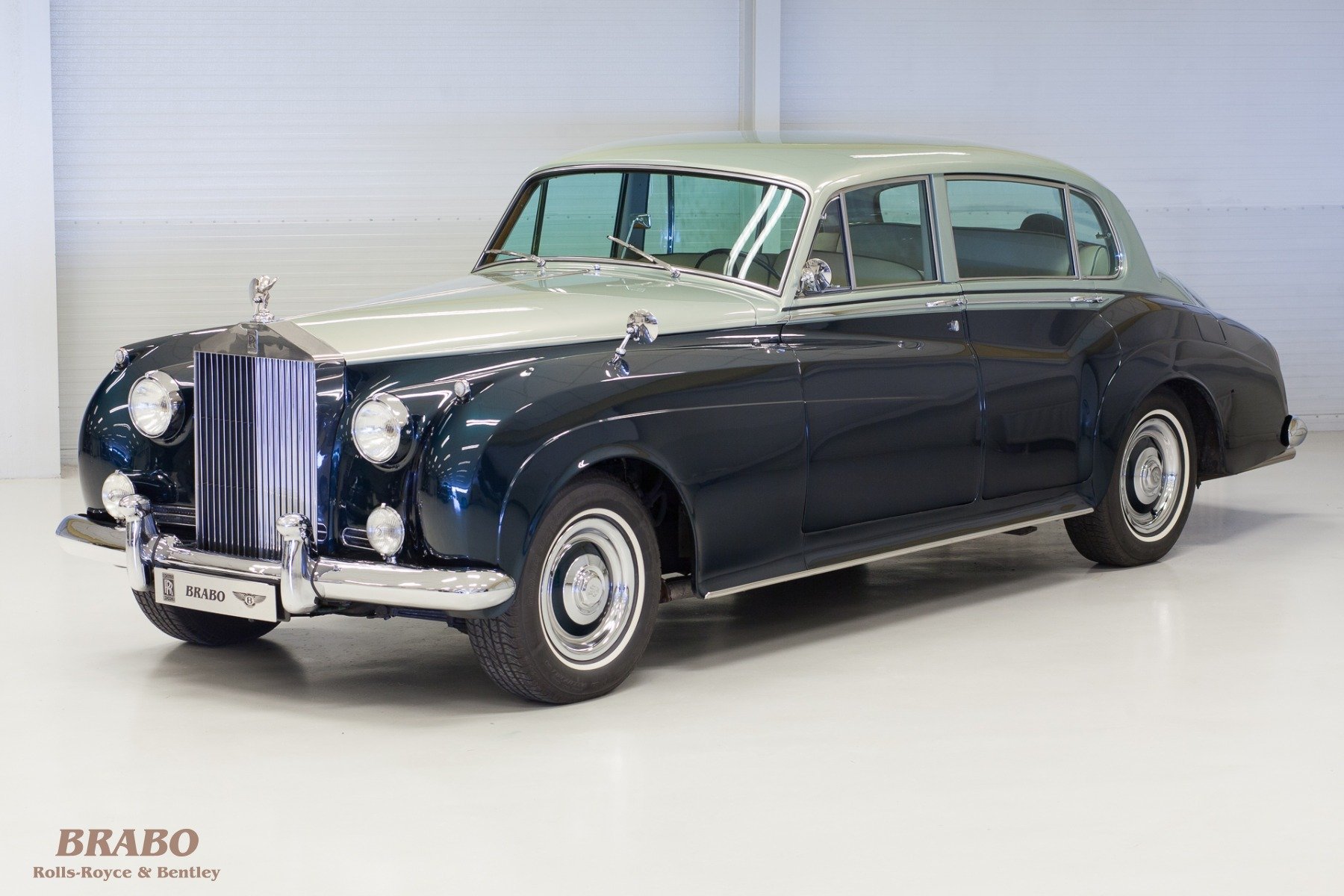 Rolls-Royce Silver Cloud II LWB with glass partition