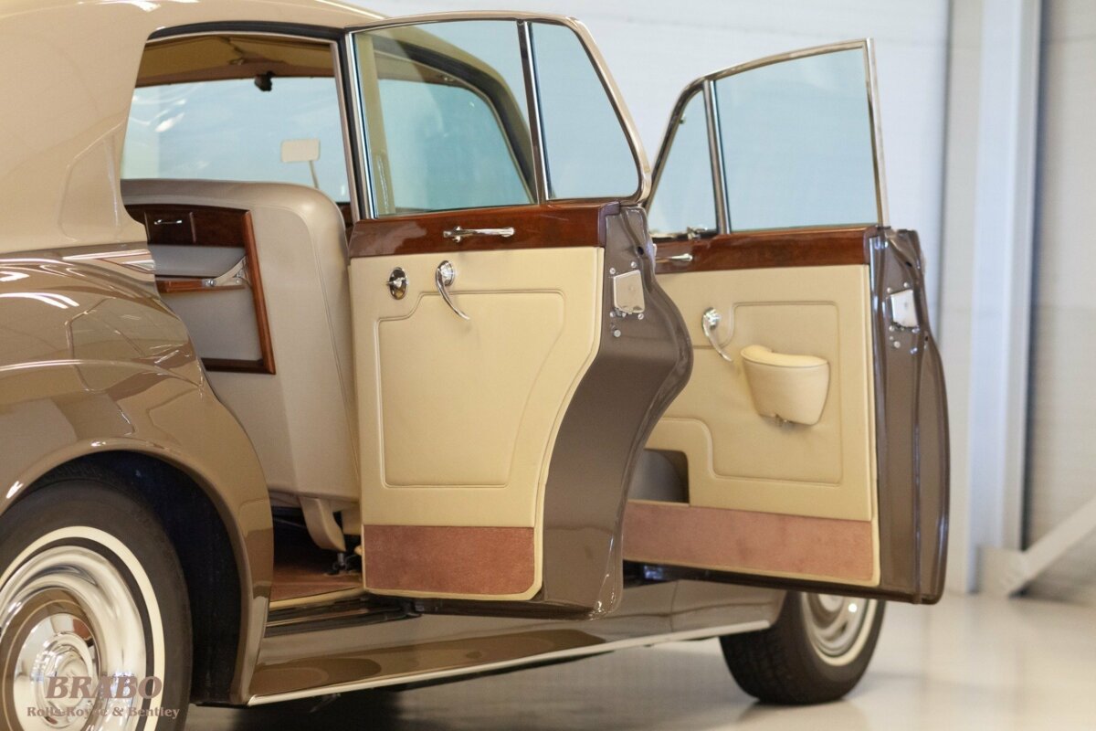 Rolls-Royce Silver Cloud II LHD Sand over Sable