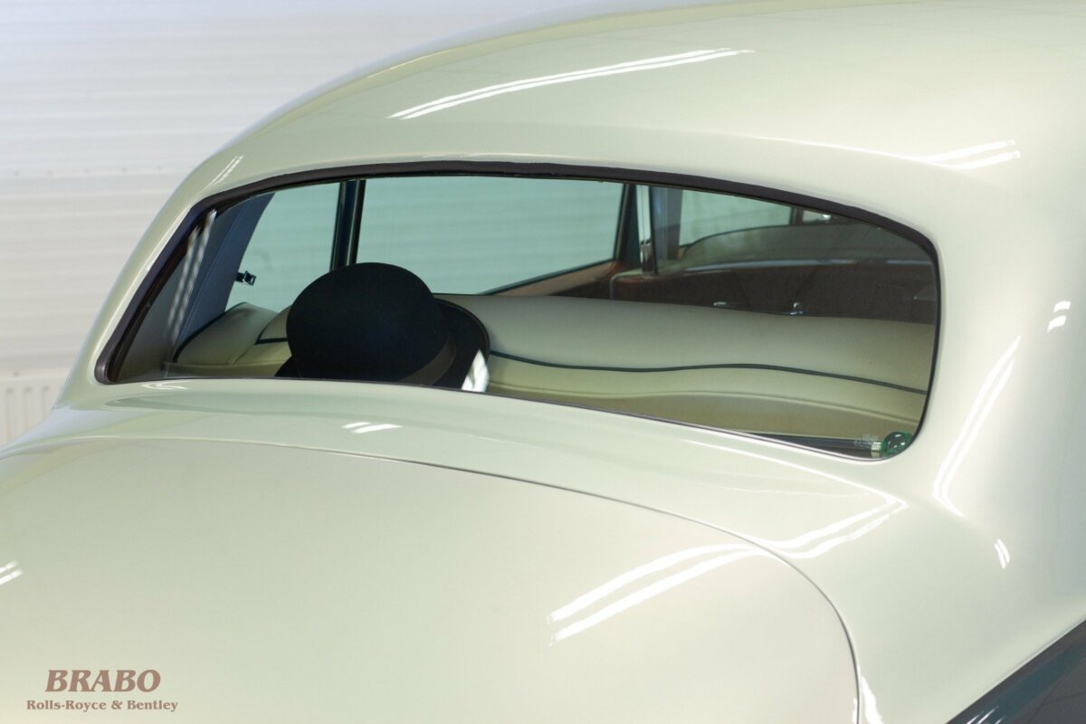 Rolls-Royce Silver Cloud II LWB with glass partition