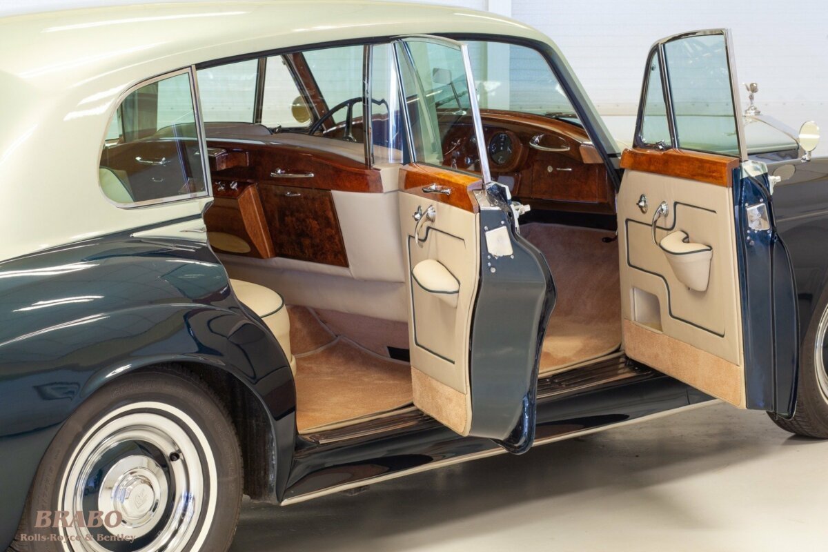 Rolls-Royce Silver Cloud II LWB with glass partition