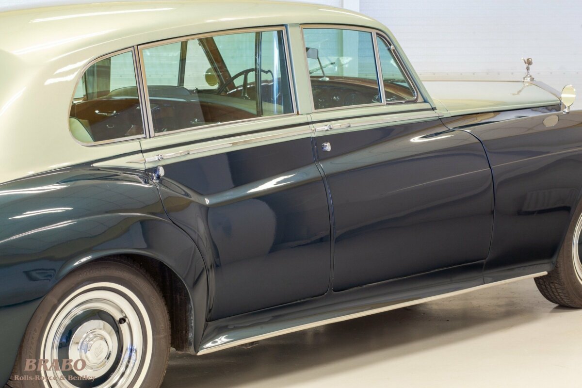 Rolls-Royce Silver Cloud II LWB with glass partition