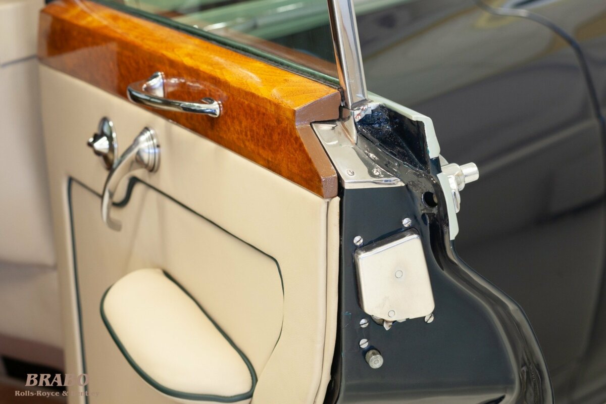 Rolls-Royce Silver Cloud II LWB with glass partition