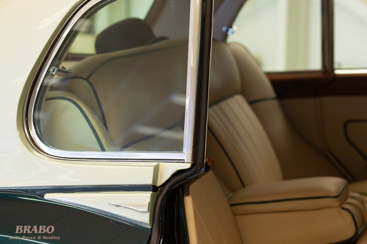 Rolls-Royce Silver Cloud II LWB with glass partition