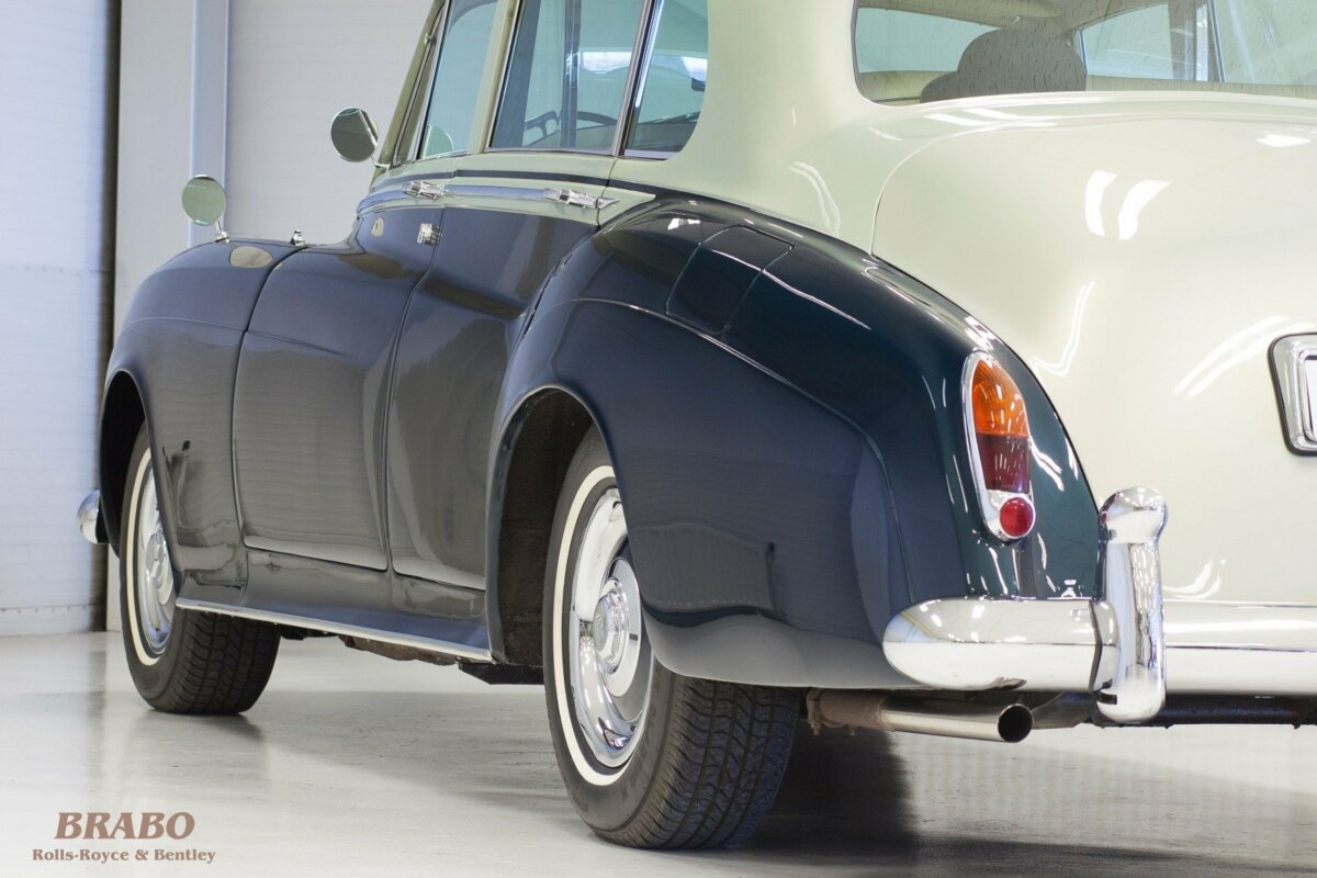 Rolls-Royce Silver Cloud II LWB with glass partition