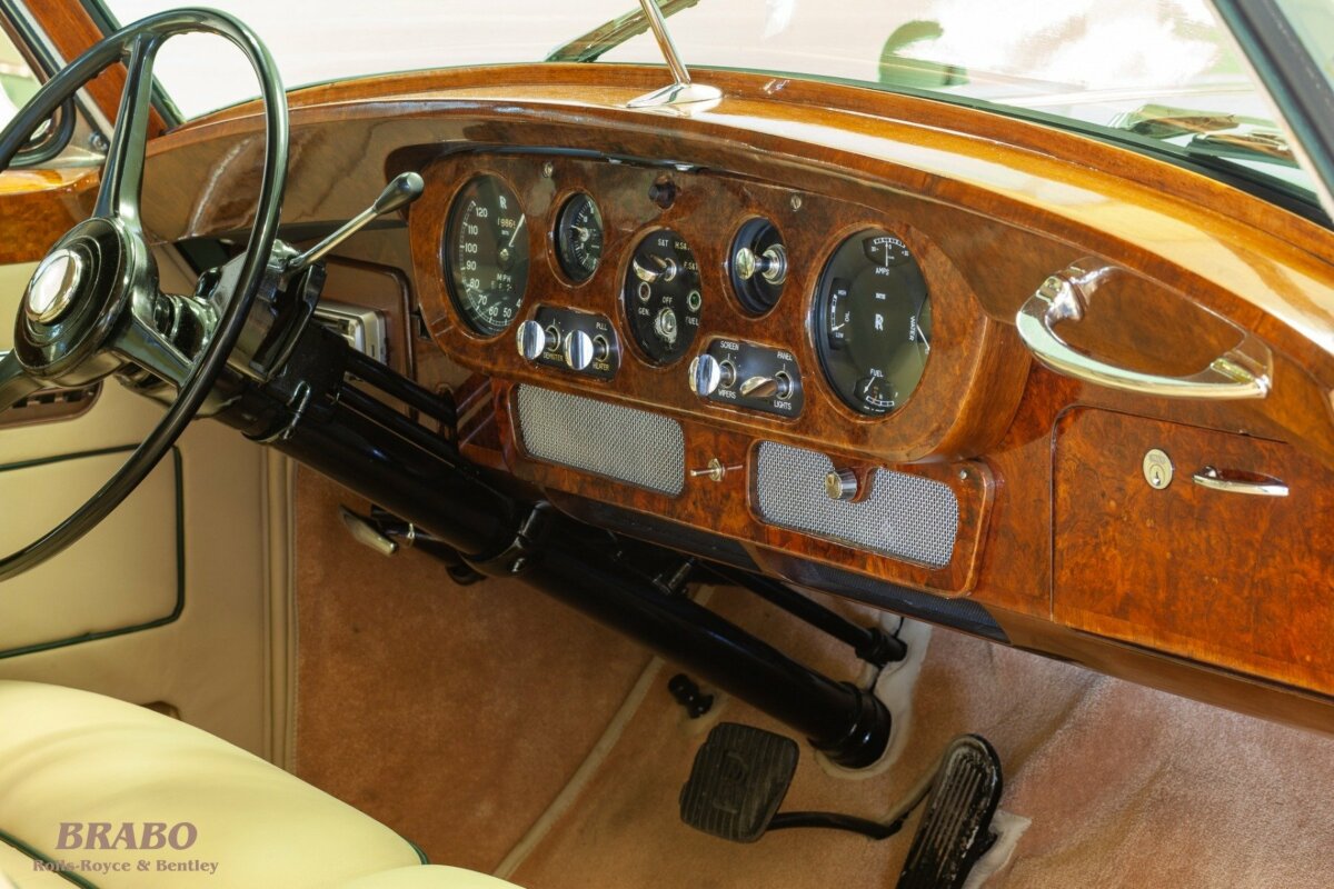 Rolls-Royce Silver Cloud II LWB with glass partition