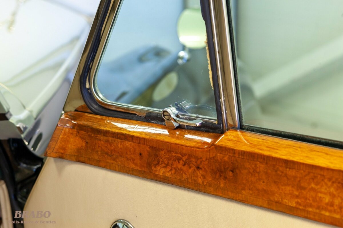 Rolls-Royce Silver Cloud II LWB with glass partition