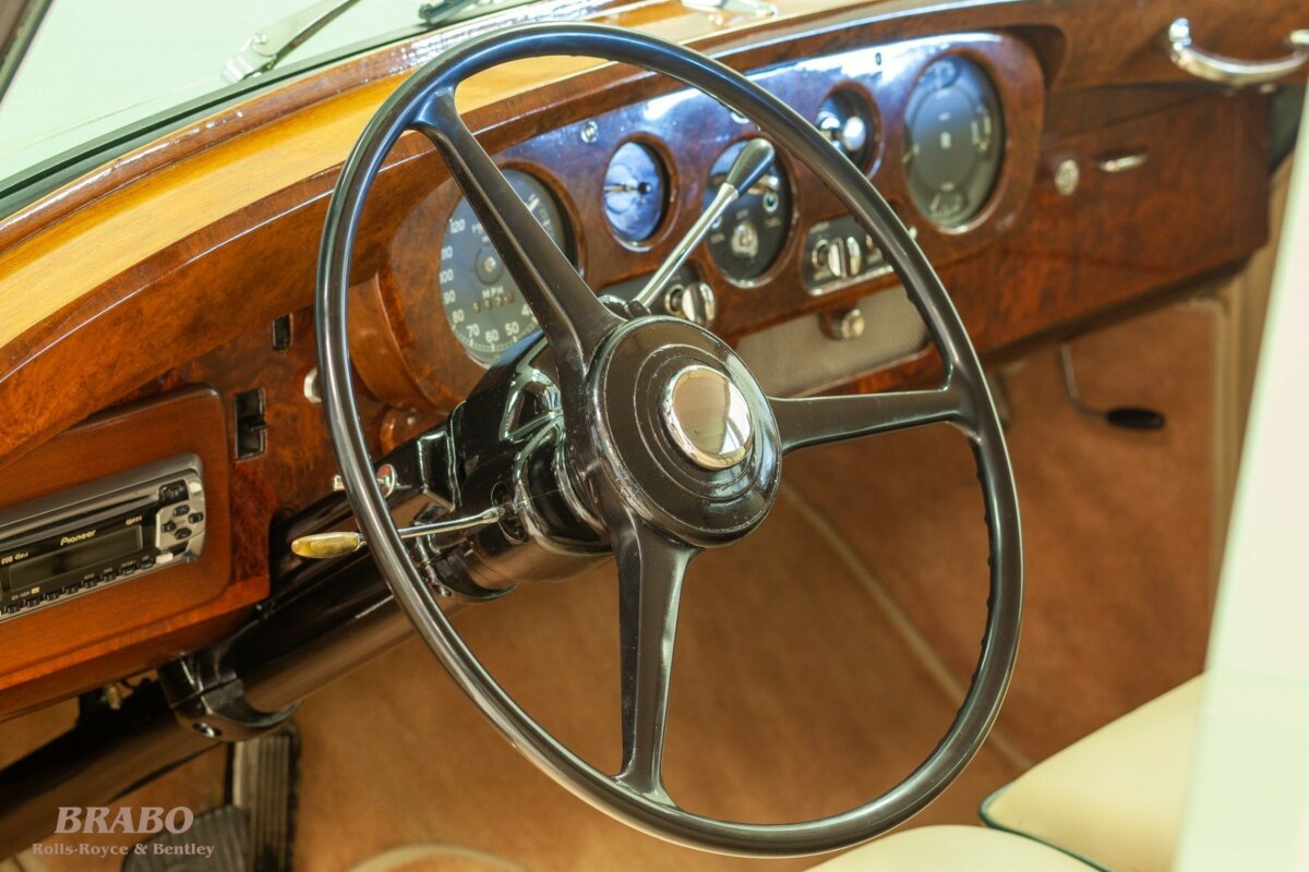 Rolls-Royce Silver Cloud II LWB with glass partition