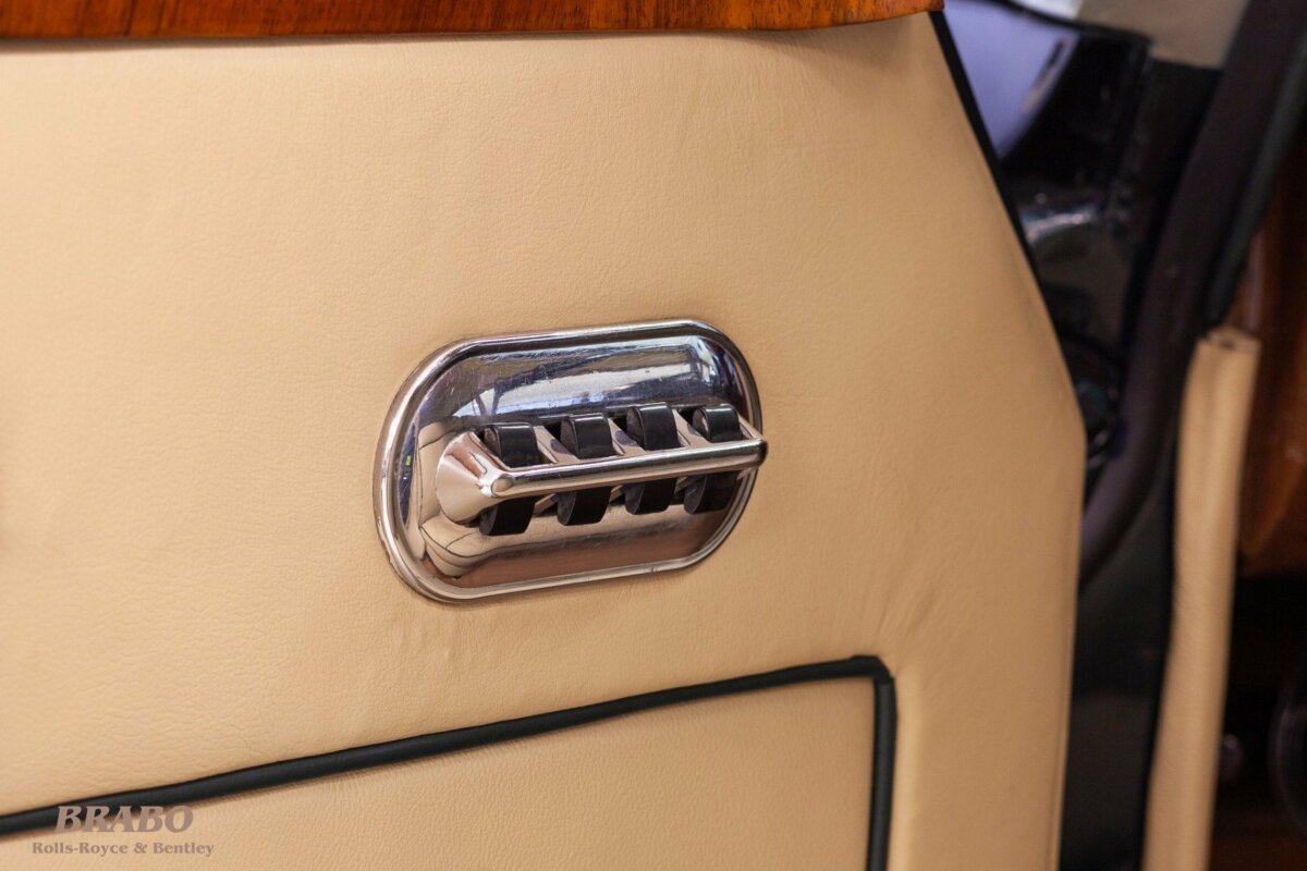 Rolls-Royce Silver Cloud II LWB with glass partition