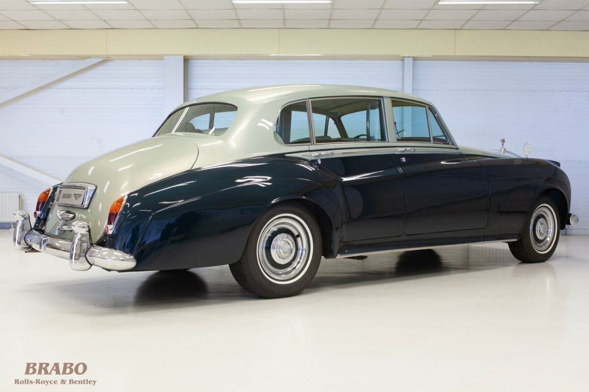 Rolls-Royce Silver Cloud II LWB with glass partition
