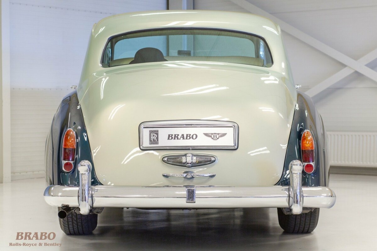 Rolls-Royce Silver Cloud II LWB with glass partition
