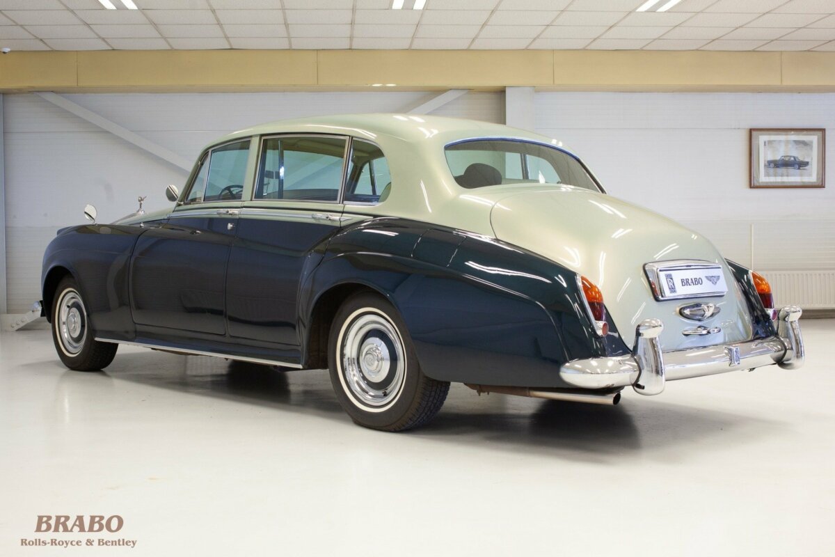 Rolls-Royce Silver Cloud II LWB with glass partition
