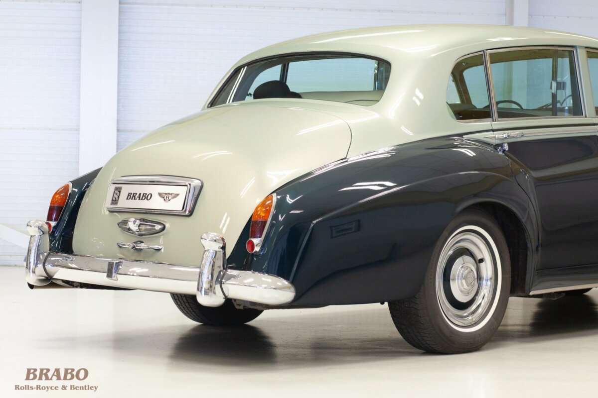 Rolls-Royce Silver Cloud II LWB with glass partition