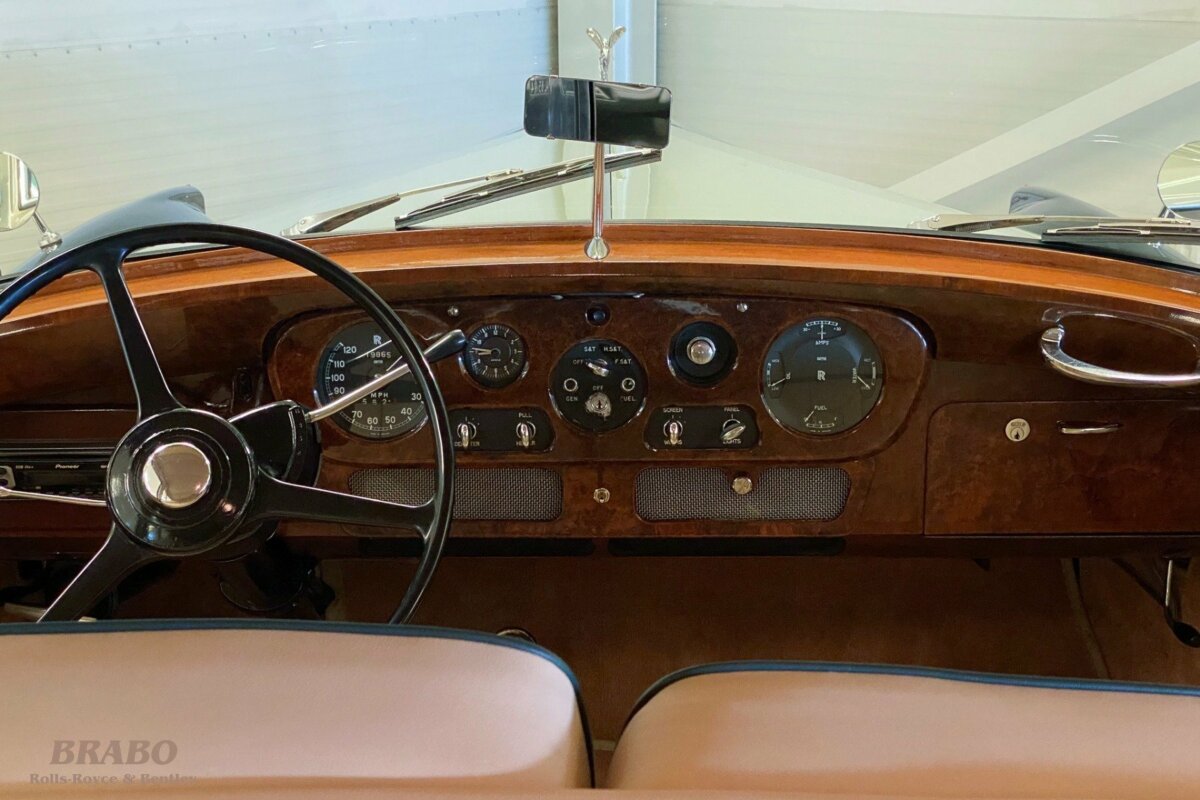 Rolls-Royce Silver Cloud II LWB with glass partition