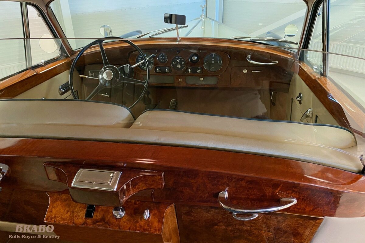 Rolls-Royce Silver Cloud II LWB with glass partition