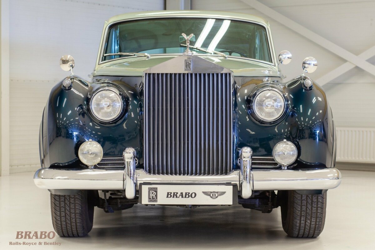 Rolls-Royce Silver Cloud II LWB with glass partition
