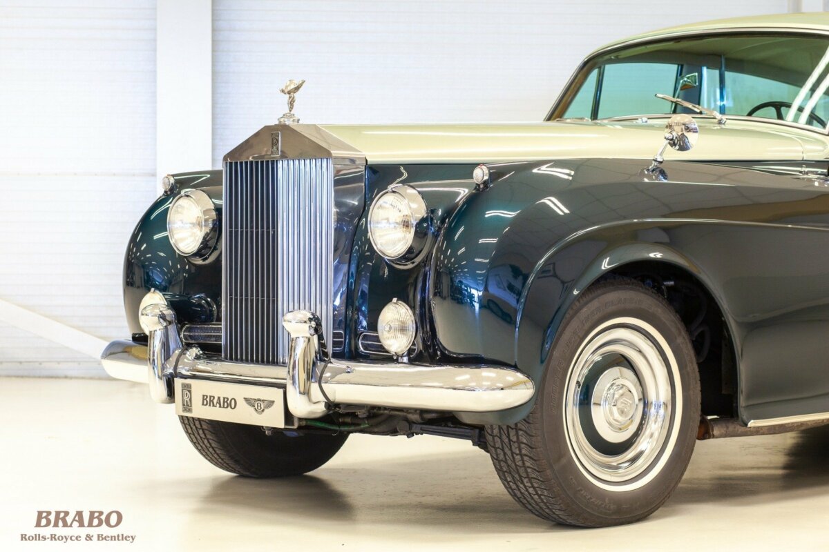 Rolls-Royce Silver Cloud II LWB with glass partition