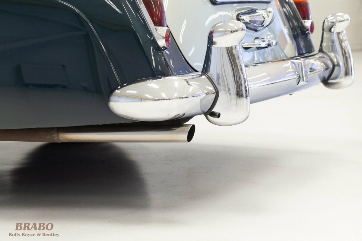 Rolls-Royce Silver Cloud II LWB with glass partition