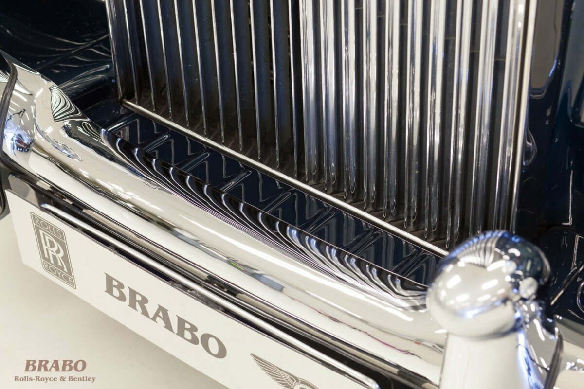 Rolls-Royce Silver Cloud II LWB with glass partition