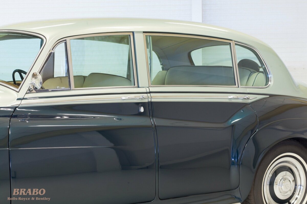 Rolls-Royce Silver Cloud II LWB with glass partition