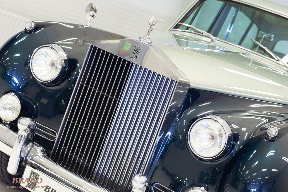 Rolls-Royce Silver Cloud II LWB with glass partition