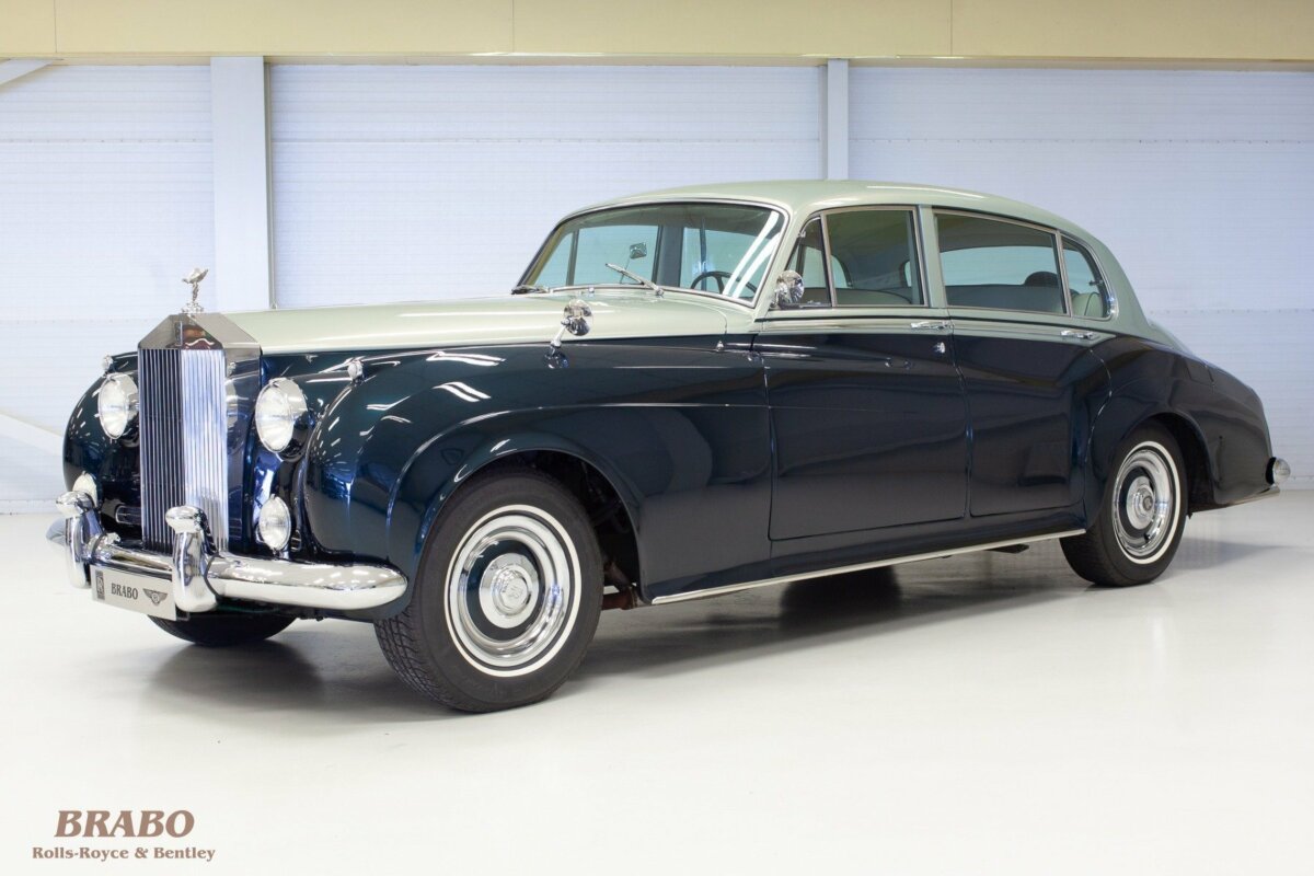 Rolls-Royce Silver Cloud II LWB with glass partition
