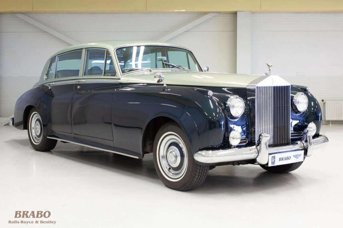 Rolls-Royce Silver Cloud II LWB with glass partition