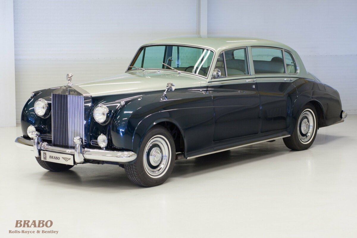 Rolls-Royce Silver Cloud II LWB with glass partition