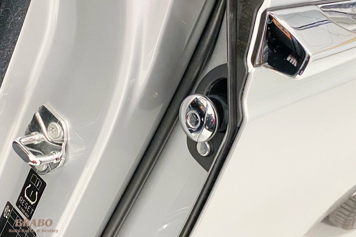 Rolls-Royce Phantom 2003 Contrast Silver