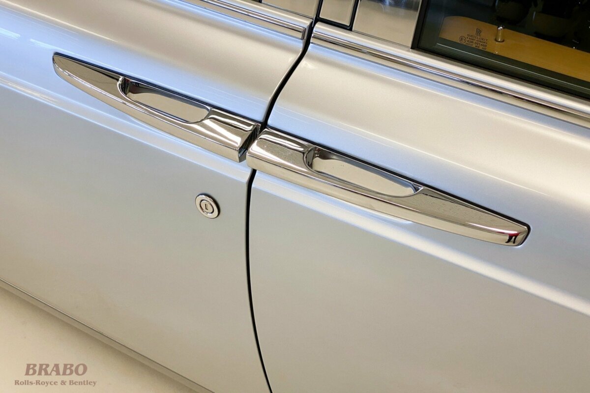 Rolls-Royce Phantom 2003 Contrast Silver