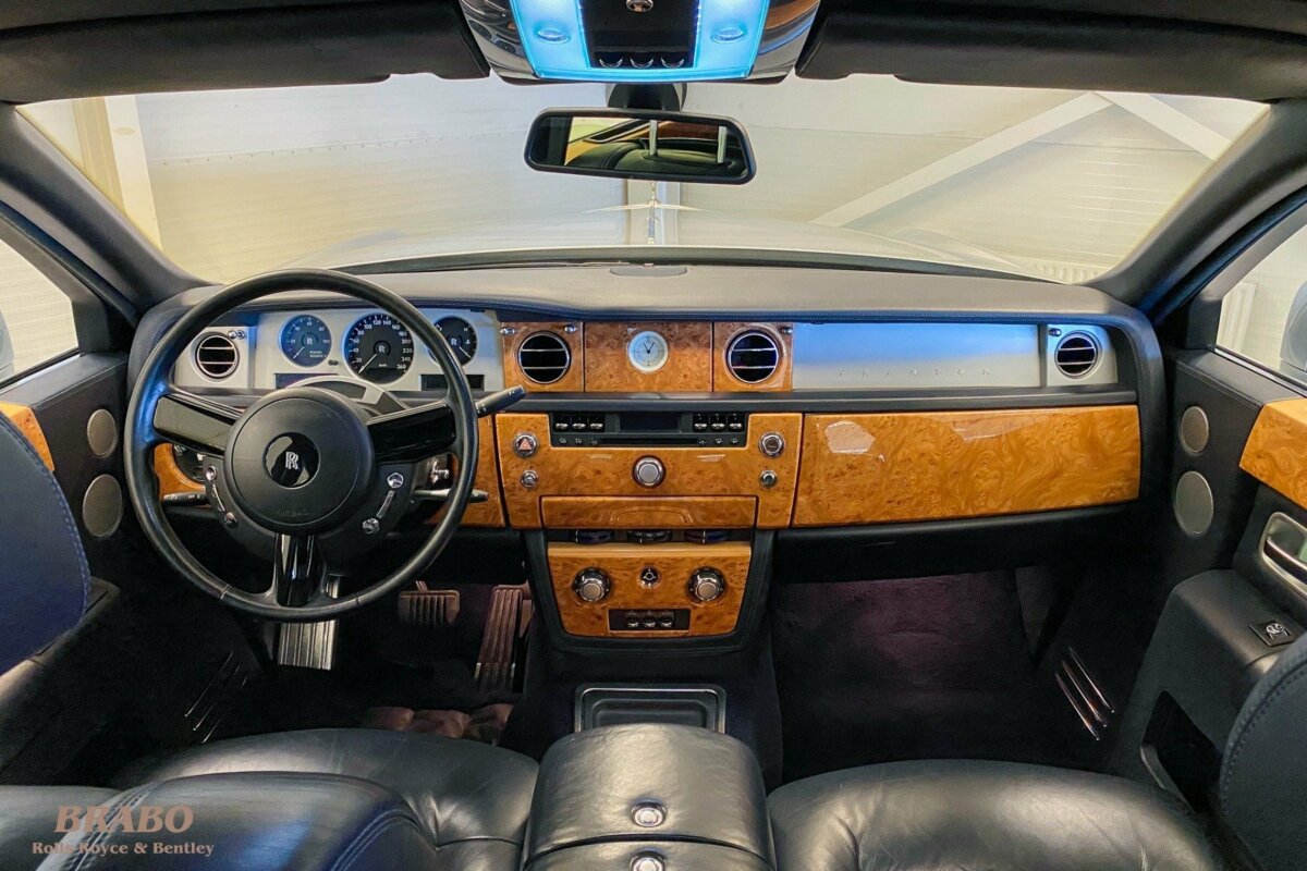Rolls-Royce Phantom 2003 Contrast Silver
