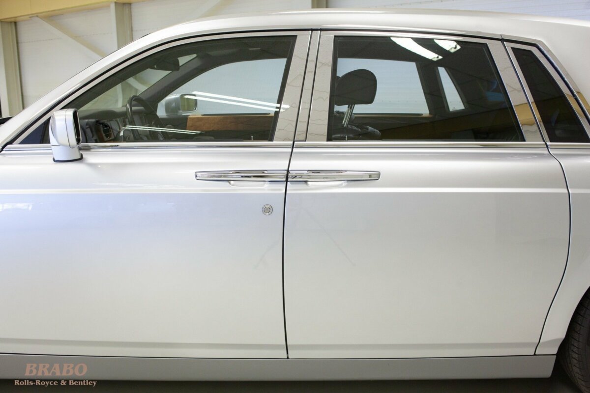 Rolls-Royce Phantom 2003 Contrast Silver