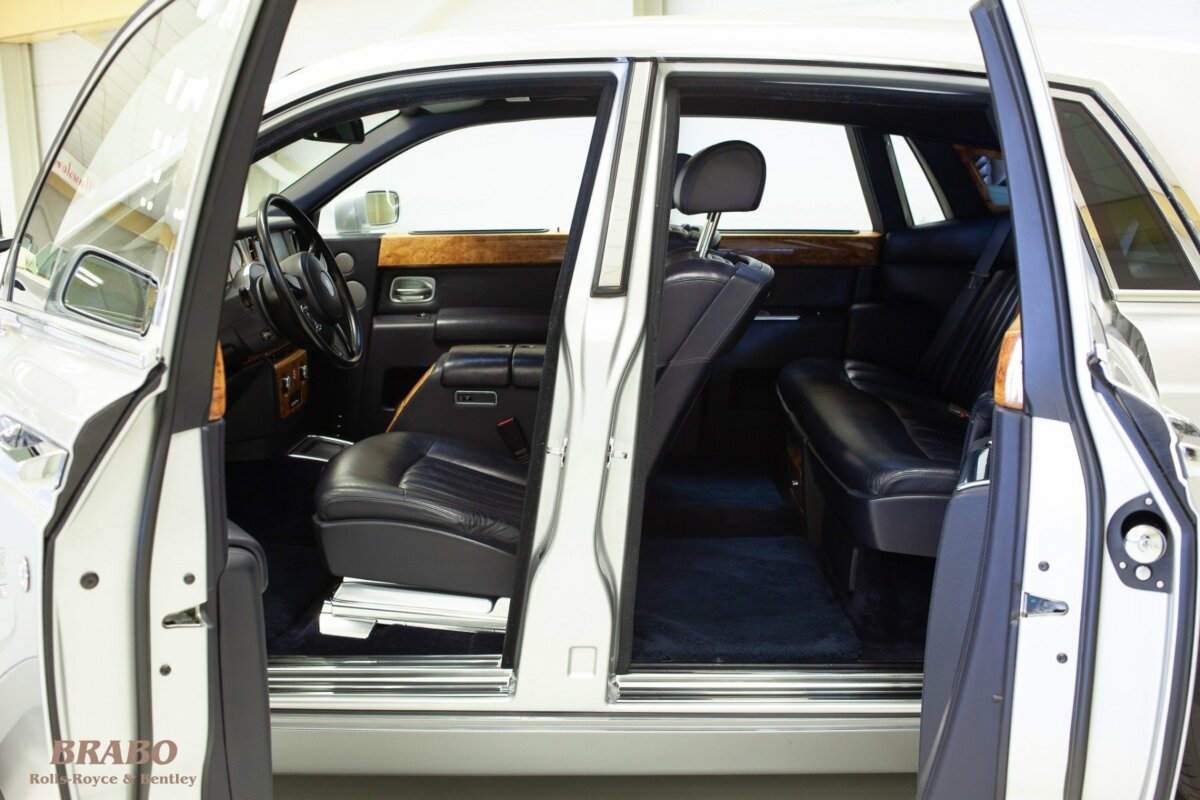 Rolls-Royce Phantom 2003 Contrast Silver