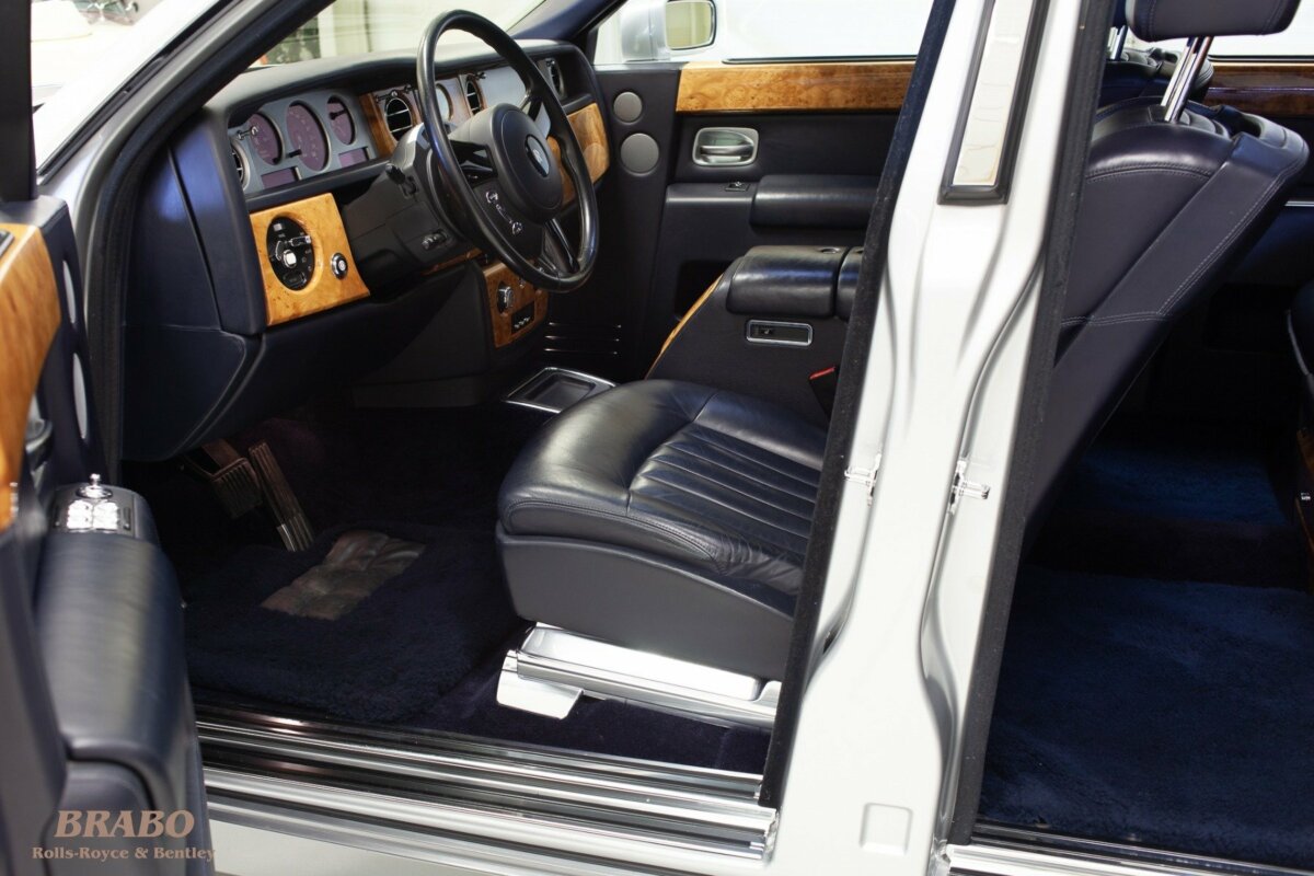 Rolls-Royce Phantom 2003 Contrast Silver