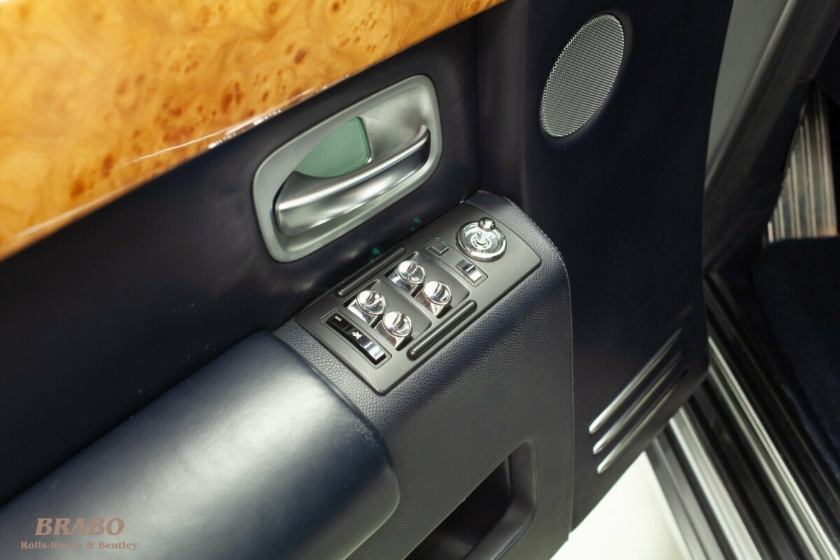 Rolls-Royce Phantom 2003 Contrast Silver