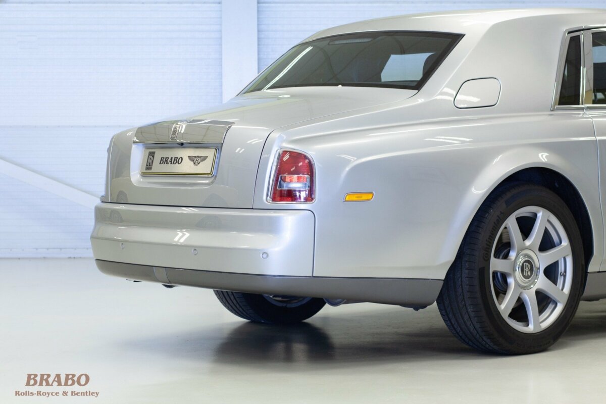 Rolls-Royce Phantom 2003 Contrast Silver
