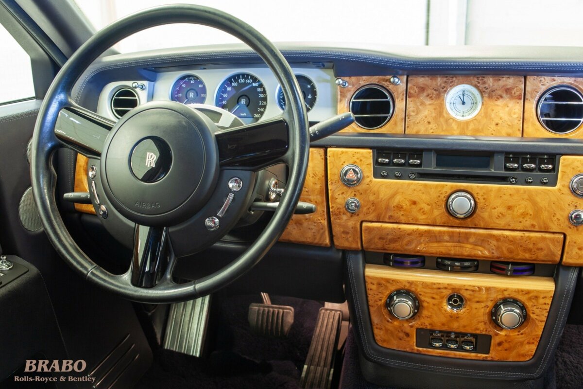 Rolls-Royce Phantom 2003 Contrast Silver