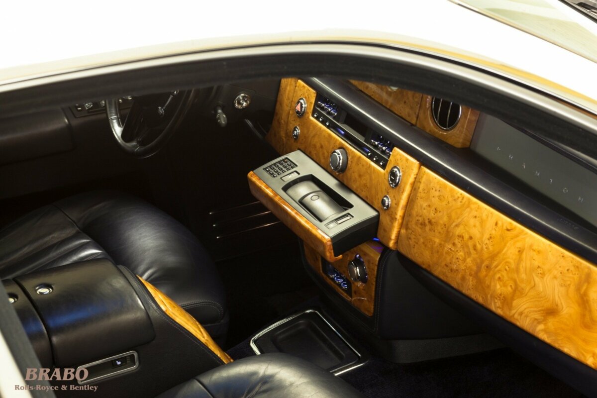 Rolls-Royce Phantom 2003 Contrast Silver