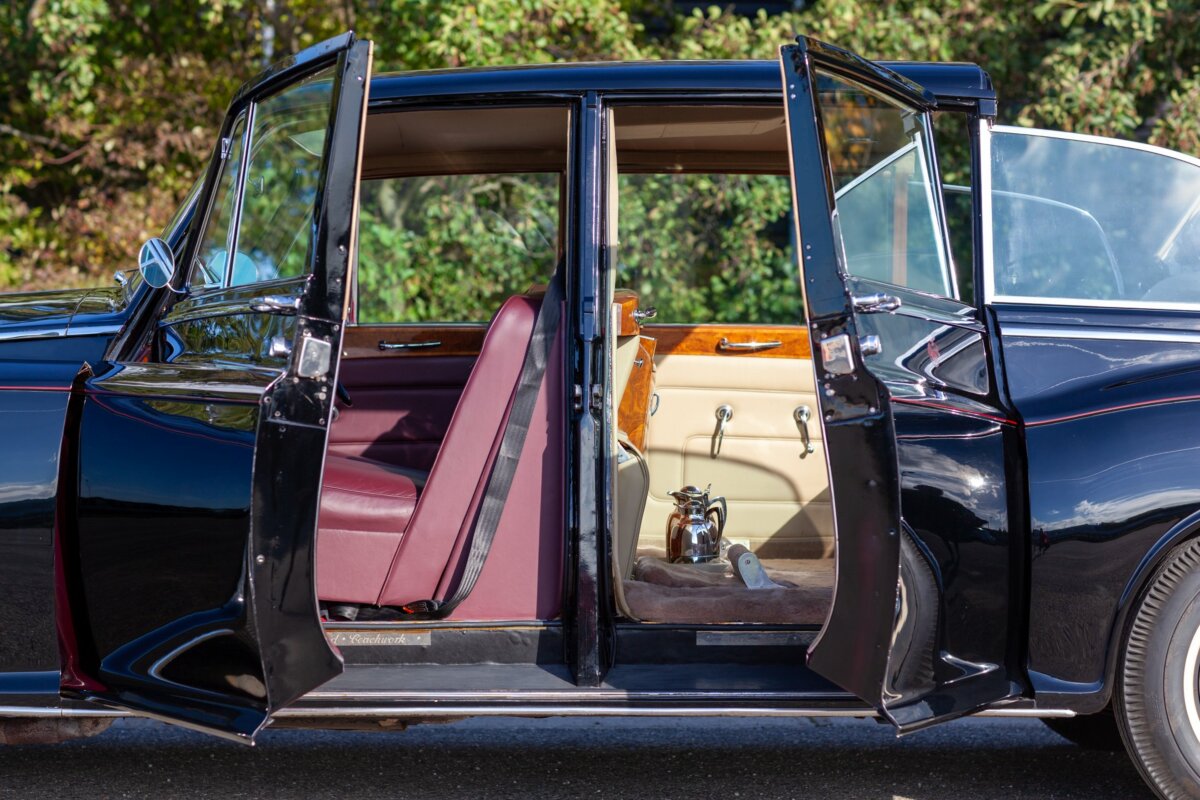 Rolls-Royce Phantom V Landaulette RHD