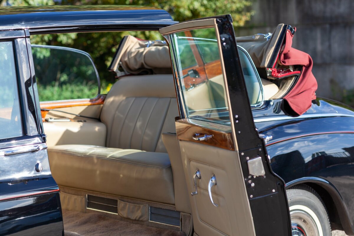 Rolls-Royce Phantom V Landaulette RHD
